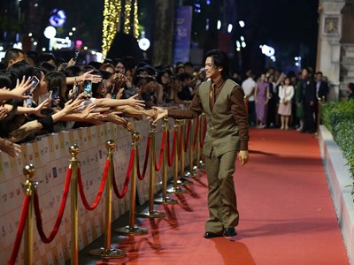 Khán giả reo hò, chào đón dàn sao trên Thảm đỏ Bế mạc HANIFF VII