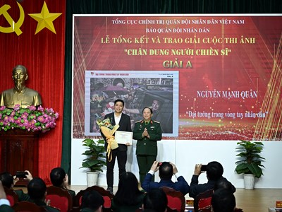 Rung động trước những tấm hình “Chân dung người chiến sĩ”