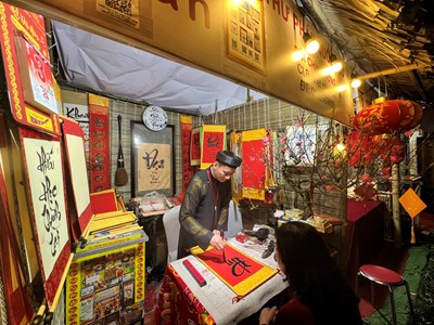 Xin chữ đầu năm tại gần 50 gian lều trong Hội chữ Xuân Ất Tỵ 2025 