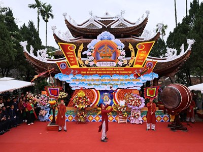 Hàng vạn du khách đổ về Chùa Hương trong ngày khai hội