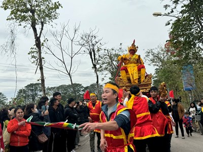 Vui nghiêng ngả xem hội “rước vua giả” ở Đền Sái