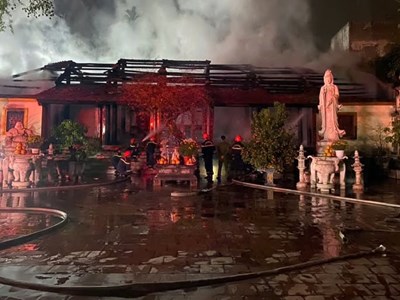 Cháy lớn tại đình, chùa Vẽ ở Bắc Giang