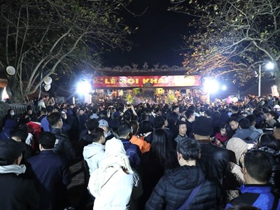 Hàng ngàn du khách đổ về Thành Nam dự đêm khai ấn 