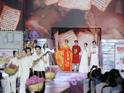 Sưu tập ấn tượng lấy cảm hứng từ con tem bưu chính