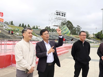 Kiểm tra tiến độ thi công sân khấu kỷ niệm 50 năm Ngày Giải phóng tỉnh Lâm Đồng