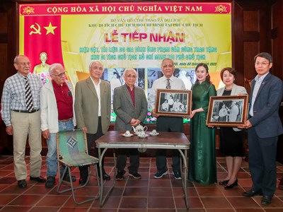 Khu Di tích Phủ Chủ tịch tiếp nhận hiện vật và tư liệu về Bác Hồ của gia đình kiều bào