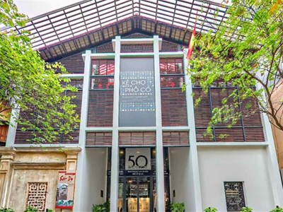 Phố cổ Hà Nội rộn rã dịp kỷ niệm 50 năm Ngày Giải phóng miền Nam