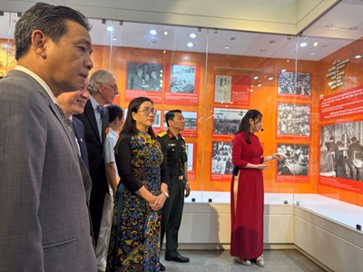 Khai mạc trưng bày “Đất nước trọn niềm vui”