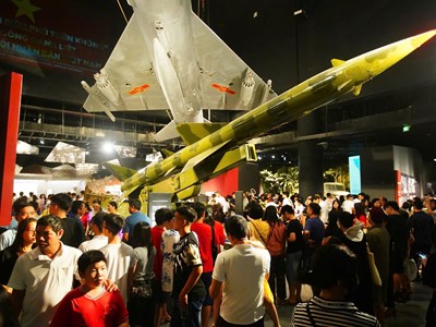 Bảo tàng Lịch sử quân sự Việt Nam đông nghìn nghịt dịp nghỉ lễ 