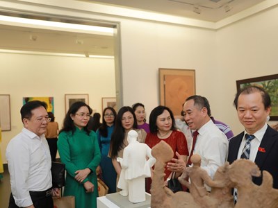 Trưng bày 60 tác phẩm nghệ thuật tạo hình đặc sắc về Chủ tịch Hồ Chí Minh