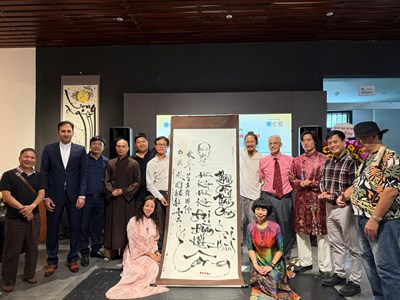 Đặc sắc triển lãm “Thơ Chủ tịch Hồ Chí Minh qua nét chữ sắc màu” 