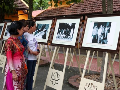 Triển lãm 135 ảnh tư liệu Bác Hồ tại Khu Phủ Chủ tịch 