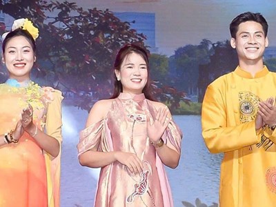 Ngắm áo dài di sản “12 mùa hoa Hà Nội” của NTK Hoàng Ly 