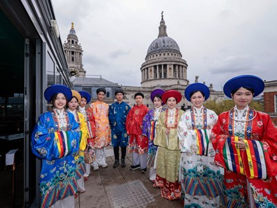 Lan tỏa Việt phục tại London