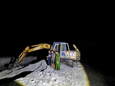 Liên tiếp triệt phá các điểm khai thác cát trái phép quy mô lớn