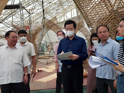 Phó Thủ tướng kiểm tra tiến độ thi công tại Triển lãm Thành tựu đất nước 