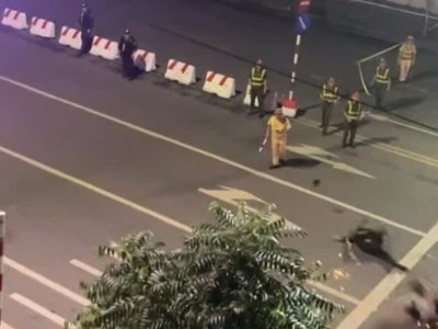 Tạm giữ hình sự để điều tra hành vi giết người với hai đối tượng tông xe vào cảnh sát cơ động