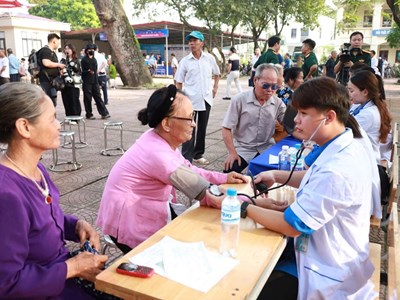  Khám sức khỏe định kỳ miễn phí cho người từ 60 tuổi trở lên