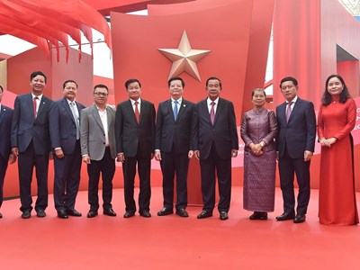 Phó Thủ tướng Mai Văn Chính đón đoàn lãnh đạo cấp cao Đảng, Nhà nước Lào và Campuchia thăm Triển lãm Thành tựu đất nước