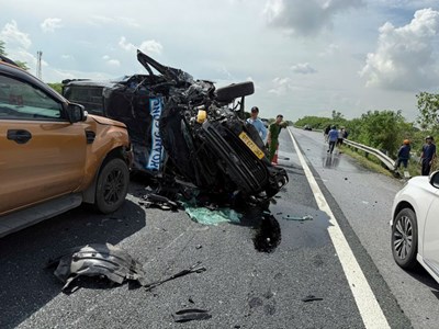 Hiện trường vụ 4 xe va chạm liên hoàn trên cao tốc: Xe bị biến dạng, xe lao khỏi lan can lật nghiêng