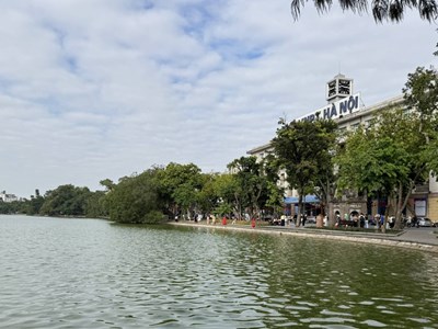 Tranh cãi quanh clip người phụ nữ tử vong ở hồ Hoàn Kiếm: Vô cảm hay hiểu lầm?