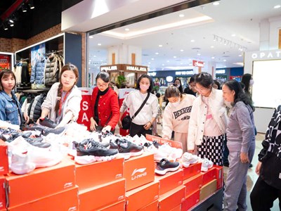 Trung tâm thương mại sôi động dịp Black Friday 2025