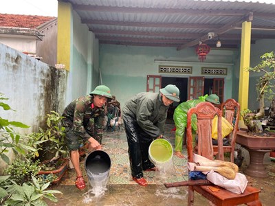 Các lực lượng dồn sức hỗ trợ người dân khắc phục hậu quả mưa lũ
