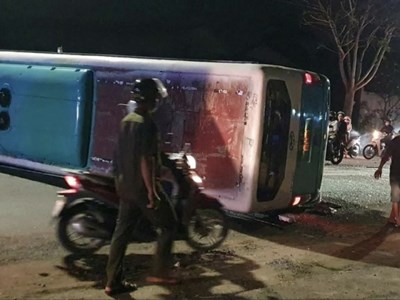 Hiện trường vụ lật xe chở công nhân ở Tây Ninh khiến nhiều người bị thương