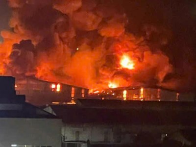 Lửa thiêu rụi 6.000m2 nhà xưởng sản xuất ở Bắc Ninh