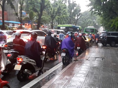 Mưa đến rồi mưa đi, ô nhiễm không khí Hà Nội còn ở lại?