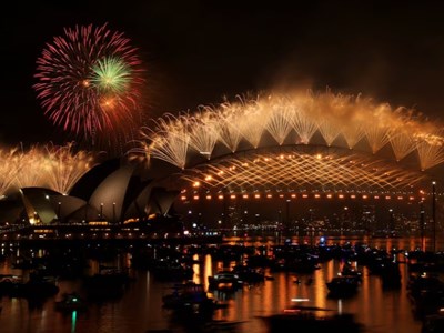 Pháo hoa rực rỡ trên bầu trời khắp thế giới chào đón năm mới 2026 tràn đầy hi vọng