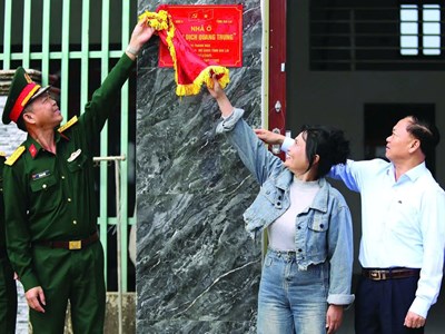 Ấm áp bên những ngôi nhà mới