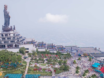 Gần 157.000 lượt khách đi cáp treo lên núi Bà Đen trong ngày Khai mạc Hội xuân 