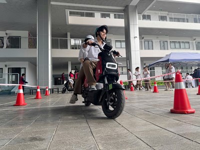 Học sinh Hà Nội thích thú lái thử xe máy điện VinFast, góp phần lan tỏa lối sống xanh