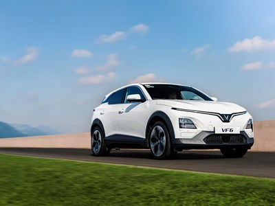 VF 6 chinh phục gia đình trẻ: Lái êm, nhiều công nghệ, đi làm hay đi chơi đều nhàn