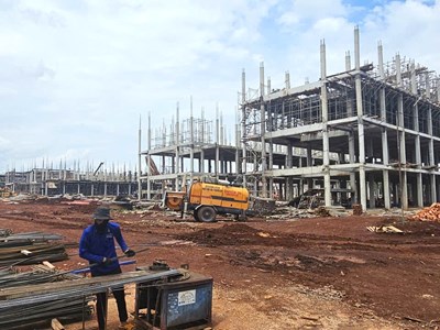 “Chia lửa” trên công trường xây dựng trường nội trú vùng biên