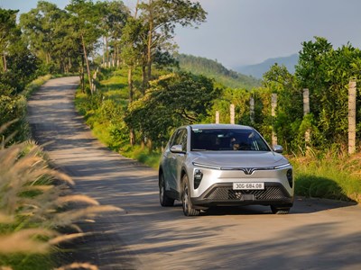 Từ xe công nghệ tới xe tự lái, người dùng ngày càng mê VinFast Limo Green