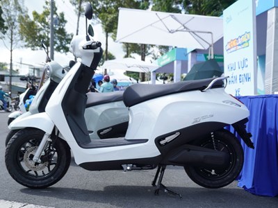 Không cần bằng lái, khách du lịch “xếp lốt” để thuê xe máy điện VinFast Evo Lite