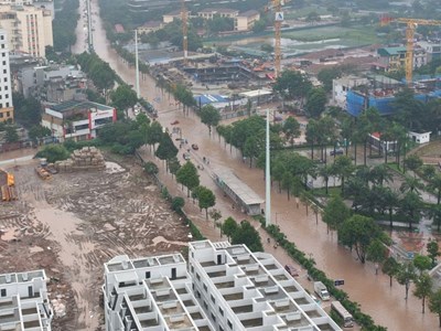 Thành phố đang chống ngập hay chạy theo nước?