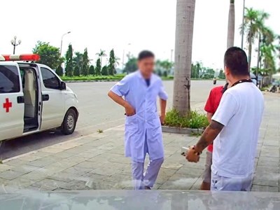 Chuyến xe cứu thương 9,5 triệu đồng và chiếc áo blouse bị cáo buộc giả danh