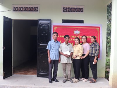 Quảng Ngãi bàn giao 8 ngôi nhà “Đại đoàn kết” cho người nghèo