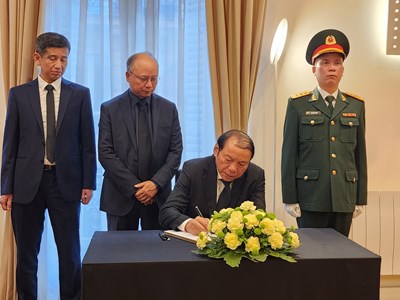 Xúc động Lễ viếng Tổng Bí thư Nguyễn Phú Trọng tại Pháp