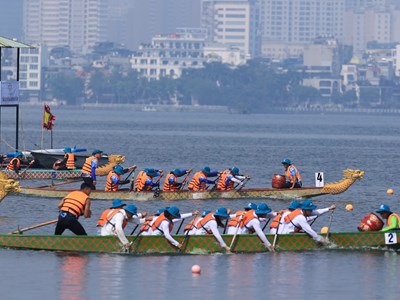 48 đội thuyền rồng thi đấu sôi nổi tại Giải bơi chải thuyền rồng Hà Nội mở rộng 2024