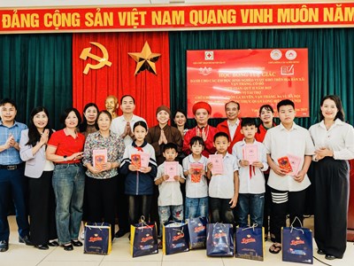 Đền Rừng trao tặng học bổng Tuệ Giác và 548 suất cơm giữa lòng Ba Vì