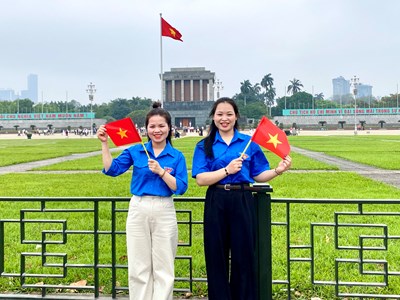 Quảng trường Ba Đình rộn ràng bước chân tuổi trẻ trước thềm 30.4