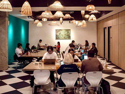 Không đi quán cà phê để làm việc thì ngồi đâu?