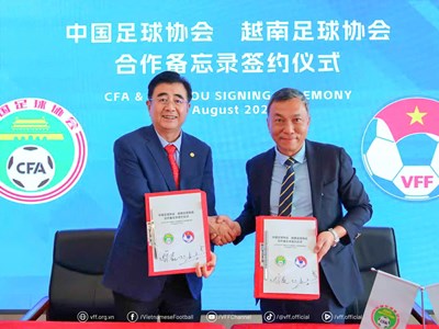 LĐBĐ Việt Nam ký kết ghi nhớ hợp tác phát triển bóng đá với LĐBĐ Trung Quốc