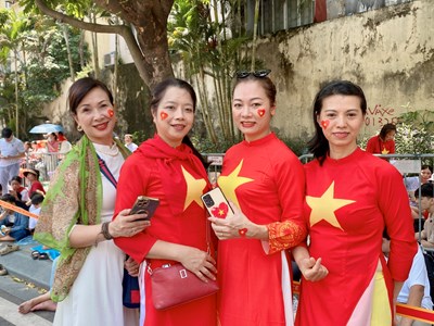 Người dân hào hứng đón xem hợp luyện diễu binh, diễu hành lần 2