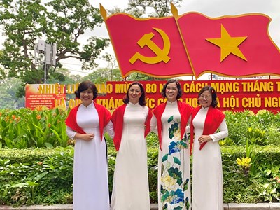 Người dân nô nức ra đường chào mừng ngày Quốc khánh 2.9