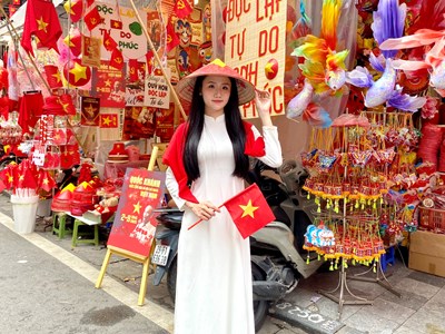 Người dân rộn ràng xuống phố “check-in” mừng Quốc khánh 2.9